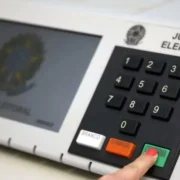 Eleitor confirma voto em urna eletrônica nas Eleições 2026