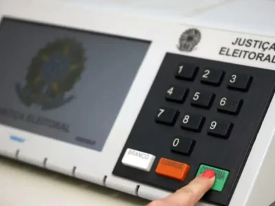 Eleitor confirma voto em urna eletrônica nas Eleições 2026