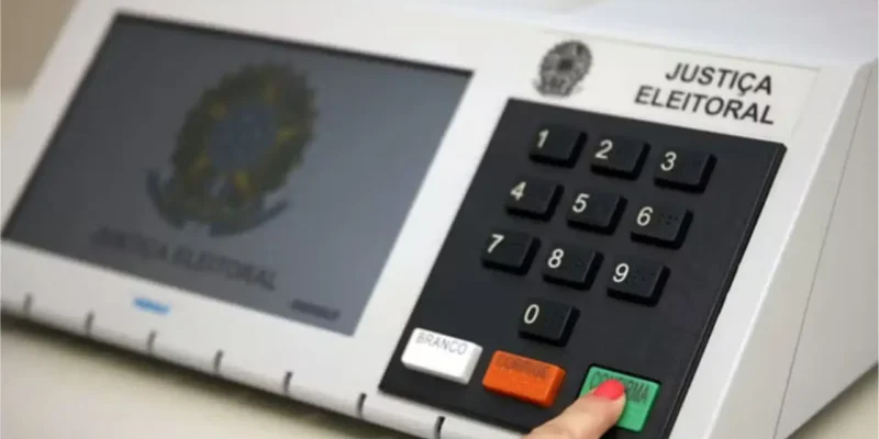 Eleitor confirma voto em urna eletrônica nas Eleições 2026