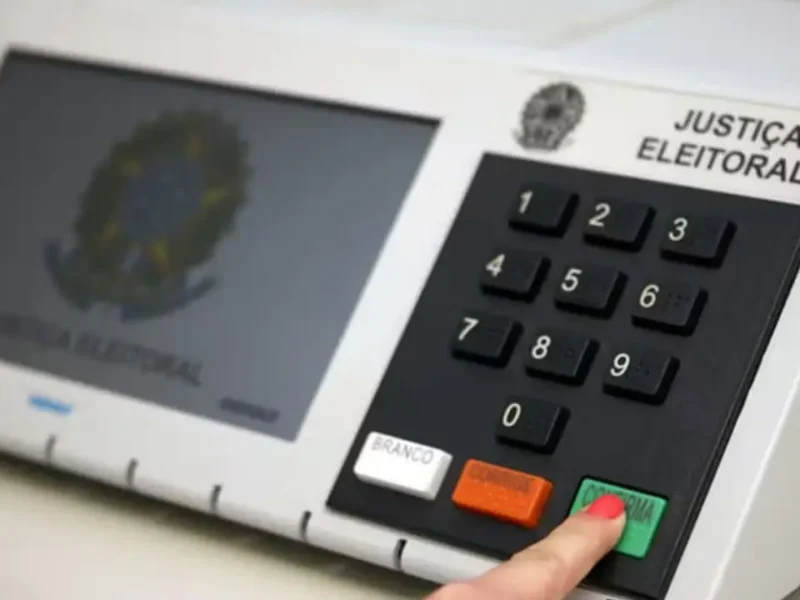 Eleitor confirma voto em urna eletrônica nas Eleições 2026