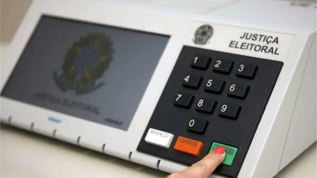 Eleitor confirma voto em urna eletrônica nas Eleições 2026 Eleitor confirma voto em urna eletrônica nas Eleições 2026