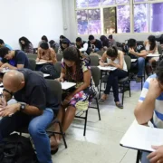 Participantes realizam prova do Encceja para certificação dos ensinos fundamental e médio