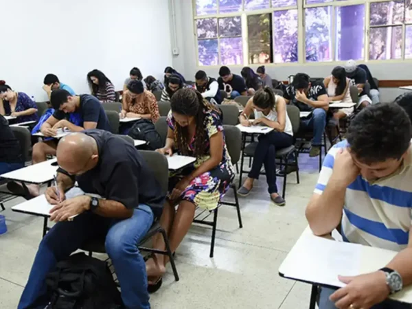 Participantes realizam prova do Encceja para certificação dos ensinos fundamental e médio