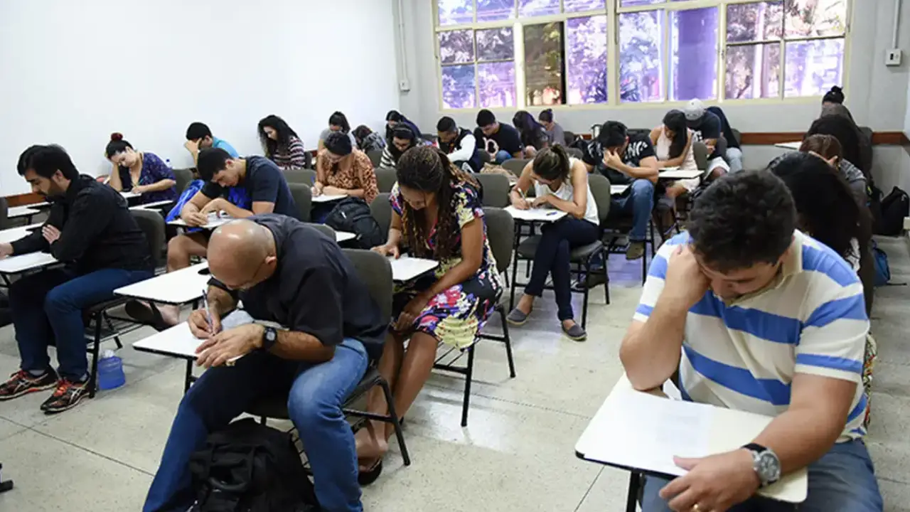Participantes realizam prova do Encceja para certificação dos ensinos fundamental e médio Participantes realizam prova do Encceja para certificação dos ensinos fundamental e médio