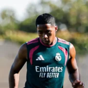 Endrick durante partida pelo Real Madrid antes de sofrer problema muscular