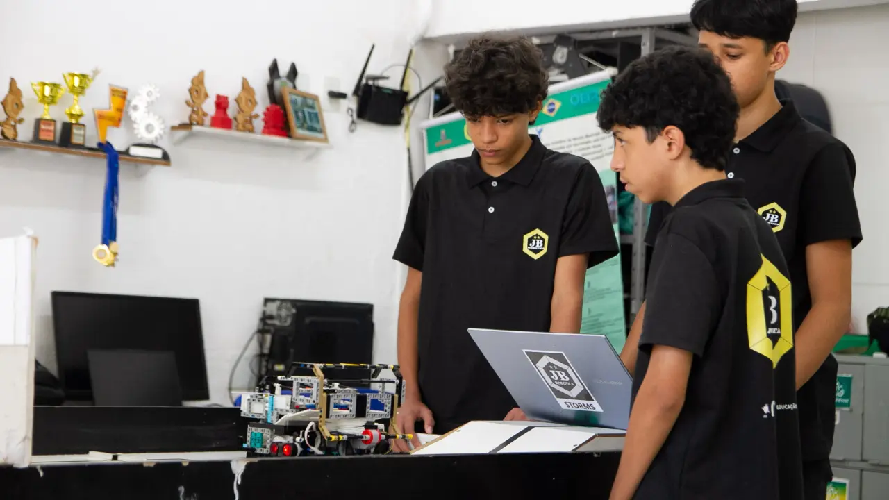Estudantes da Escola Municipal João Brazil participam de competição de robótica educacional