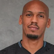 Fabinho com a camisa do Trabzonspor após ser anunciado pelo clube turco