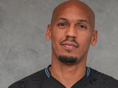Fabinho com a camisa do Trabzonspor após ser anunciado pelo clube turco