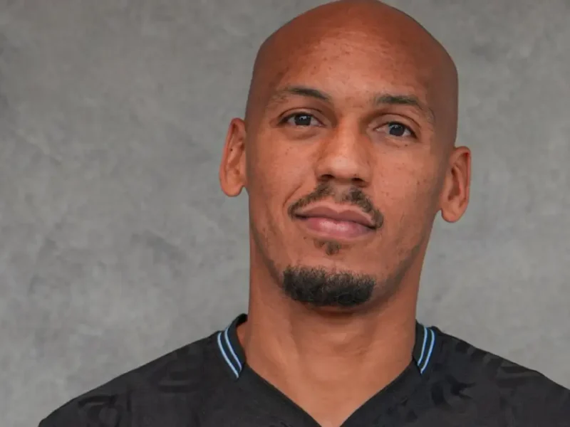 Fabinho com a camisa do Trabzonspor após ser anunciado pelo clube turco