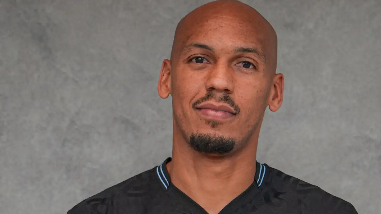 Fabinho com a camisa do Trabzonspor após ser anunciado pelo clube turco