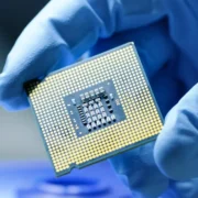Artigo analisa a retomada da fábrica de semicondutores Ceitec e a estratégia brasileira de desenvolver dispositivos de potência em carbeto de silício para veículos elétricos e transição energética
