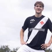 Facundo Colidio com a camisa do Vasco após a oficialização da contratação. O atacante argentino de 26 anos chega do River Plate e assinou vínculo com o Cruz-Maltino até dezembro de 2029