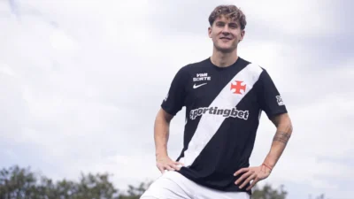 Facundo Colidio com a camisa do Vasco após a oficialização da contratação. O atacante argentino de 26 anos chega do River Plate e assinou vínculo com o Cruz-Maltino até dezembro de 2029