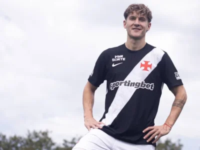 Facundo Colidio com a camisa do Vasco após a oficialização da contratação. O atacante argentino de 26 anos chega do River Plate e assinou vínculo com o Cruz-Maltino até dezembro de 2029
