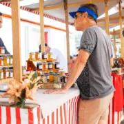 Produtores rurais vendem frutas, verduras e hortaliças em feira da agricultura familiar em Itaipuaçu