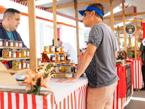 Produtores rurais vendem frutas, verduras e hortaliças em feira da agricultura familiar em Itaipuaçu