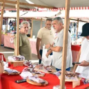Produtores rurais vendem frutas, verduras e produtos artesanais na Feira da Agricultura Familiar em Itaipuaçu