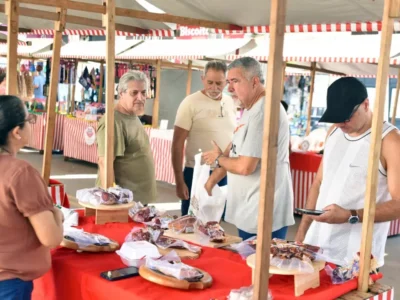 Produtores rurais vendem frutas, verduras e produtos artesanais na Feira da Agricultura Familiar em Itaipuaçu