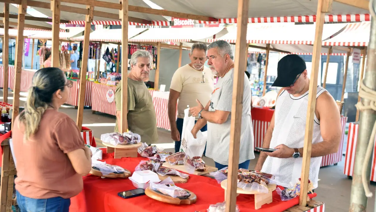 Produtores rurais vendem frutas, verduras e produtos artesanais na Feira da Agricultura Familiar em Itaipuaçu Produtores rurais vendem frutas, verduras e produtos artesanais na Feira da Agricultura Familiar em Itaipuaçu