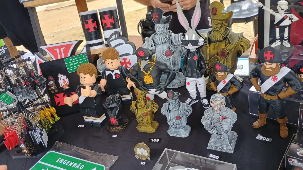 Esculturas e miniaturas inspiradas no Vasco, no Almirante e na Cruz de Malta expostas na FAV Esculturas e miniaturas inspiradas no Vasco, no Almirante e na Cruz de Malta expostas na FAV