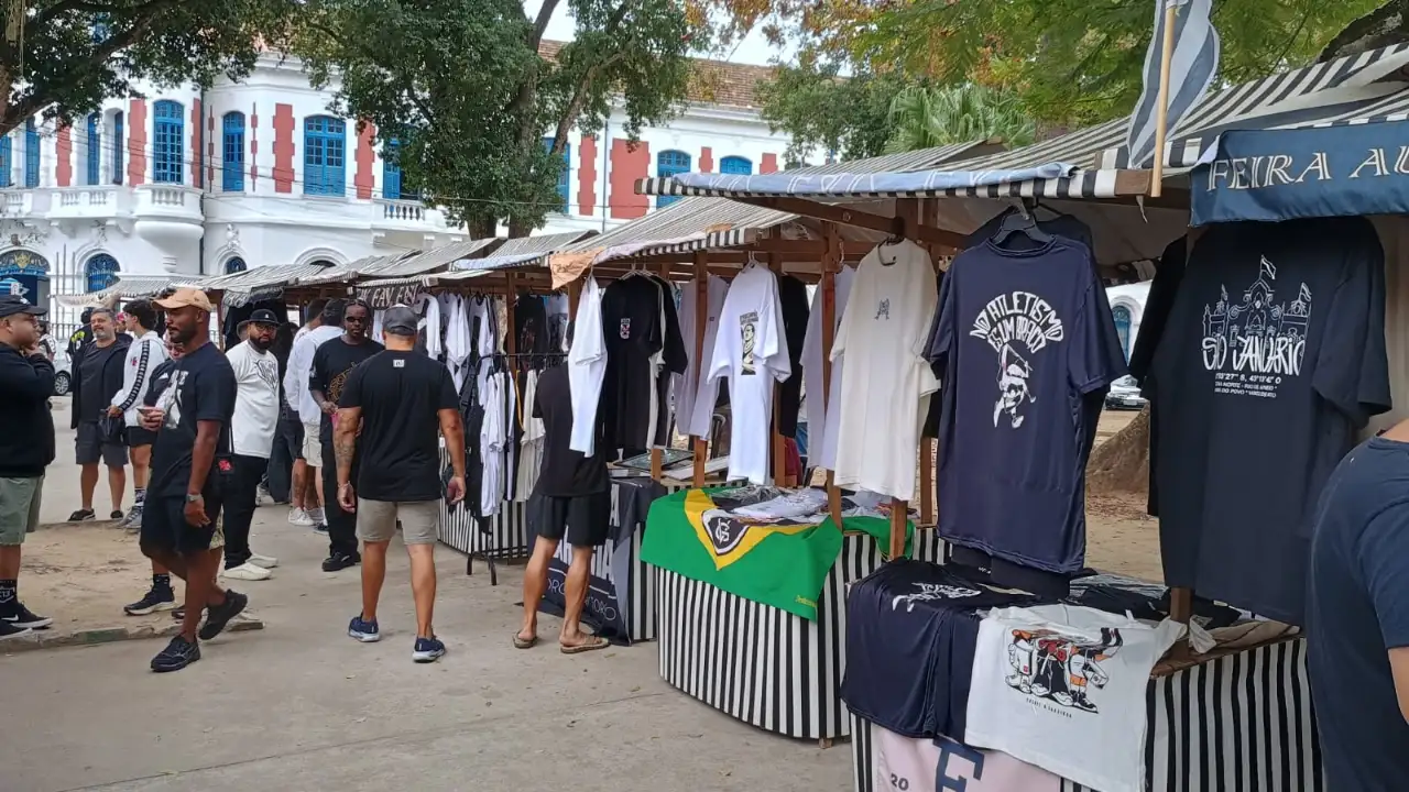 Barraca da Feira Autônoma Vascaína exibe camisetas sob a frase Cultura e Pertencimento Barraca da Feira Autônoma Vascaína exibe camisetas sob a frase Cultura e Pertencimento