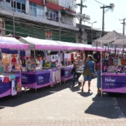Artesãs expõem produtos em barracas da Feira da Mulher Empreendedora no Centro de São Gonçalo