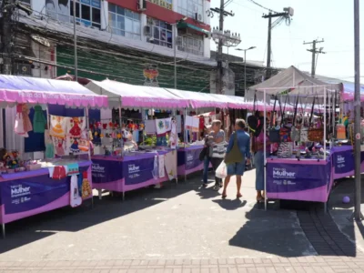 Artesãs expõem produtos em barracas da Feira da Mulher Empreendedora no Centro de São Gonçalo