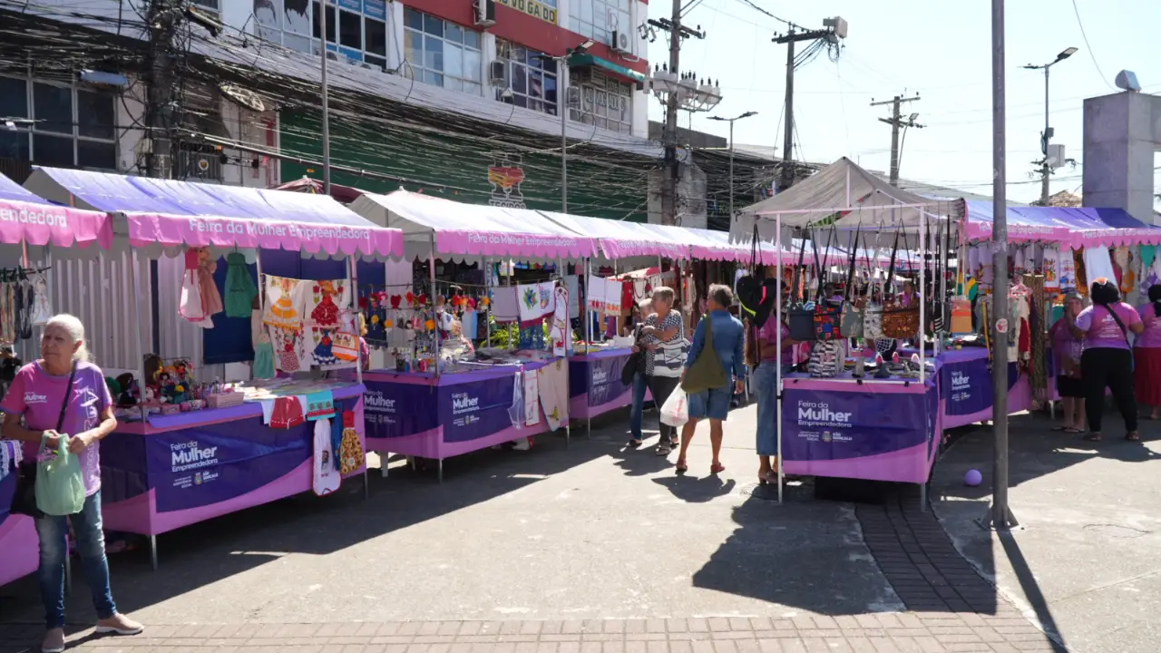 Artesãs expõem produtos em barracas da Feira da Mulher Empreendedora no Centro de São Gonçalo Artesãs expõem produtos em barracas da Feira da Mulher Empreendedora no Centro de São Gonçalo