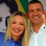 Imagem mostra vereadora Fernanda Louback, de Niterói, e Douglas Ruas, deputado estadual e presidente da Alerj, filho do prefeito de São Gonçalo, Capitão Nelson, fazendo o V de vitória que , coletivamente, representam o número 22, o mesmo da sigla do PL, que anunciou a parlamentar para o cargo de vice-governadora para as eleições de 2026 em que ele disputa o cargo de governador do Rio de Janeiro