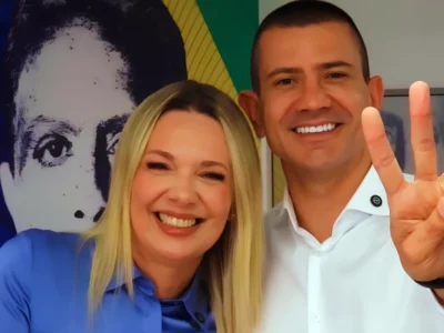 Imagem mostra vereadora Fernanda Louback, de Niterói, e Douglas Ruas, deputado estadual e presidente da Alerj, filho do prefeito de São Gonçalo, Capitão Nelson, fazendo o V de vitória que , coletivamente, representam o número 22, o mesmo da sigla do PL, que anunciou a parlamentar para o cargo de vice-governadora para as eleições de 2026 em que ele disputa o cargo de governador do Rio de Janeiro