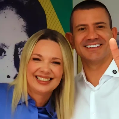 Imagem mostra vereadora Fernanda Louback, de Niterói, e Douglas Ruas, deputado estadual e presidente da Alerj, filho do prefeito de São Gonçalo, Capitão Nelson, fazendo o V de vitória que , coletivamente, representam o número 22, o mesmo da sigla do PL, que anunciou a parlamentar para o cargo de vice-governadora para as eleições de 2026 em que ele disputa o cargo de governador do Rio de Janeiro