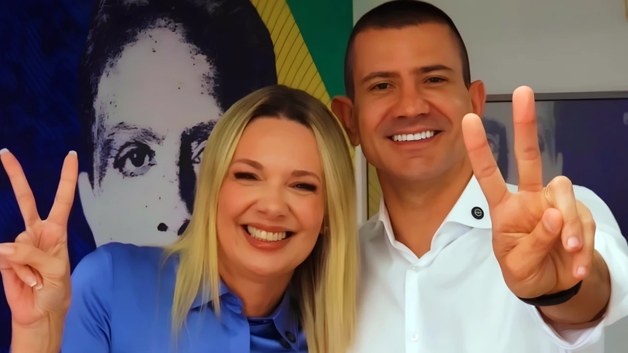 Imagem mostra vereadora Fernanda Louback, de Niterói, e Douglas Ruas, deputado estadual e presidente da Alerj, filho do prefeito de São Gonçalo, Capitão Nelson, fazendo o V de vitória que , coletivamente, representam o número 22, o mesmo da sigla do PL, que anunciou a parlamentar para o cargo de vice-governadora para as eleições de 2026 em que ele disputa o cargo de governador do Rio de Janeiro