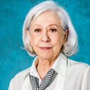Imagem da atriz Fernanda Montenegro durante ensaio fotográfico
