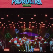 Público acompanha show gratuito na Festa de Nossa Senhora do Amparo, em Maricá