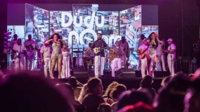Dudu Nobre durante apresentação em evento gratuito da Festa da Padroeira nas Comunidades, em Inoã