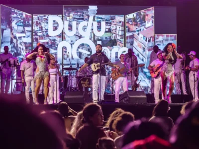 Dudu Nobre durante apresentação em evento gratuito da Festa da Padroeira nas Comunidades, em Inoã