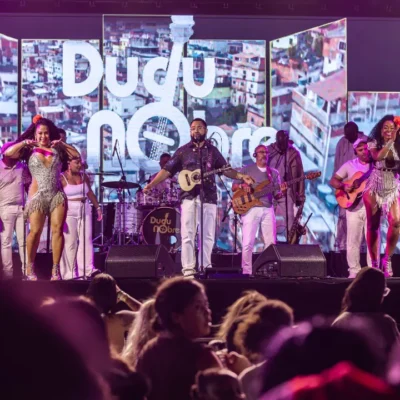 Dudu Nobre durante apresentação em evento gratuito da Festa da Padroeira nas Comunidades, em Inoã