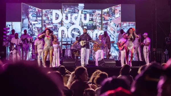 Dudu Nobre durante apresentação em evento gratuito da Festa da Padroeira nas Comunidades, em Inoã