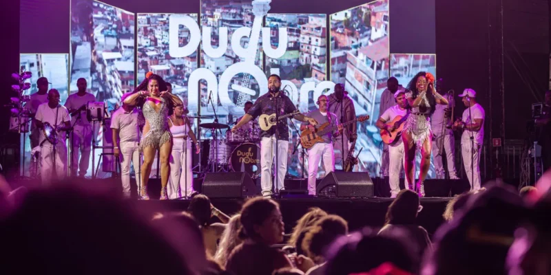Dudu Nobre durante apresentação em evento gratuito da Festa da Padroeira nas Comunidades, em Inoã