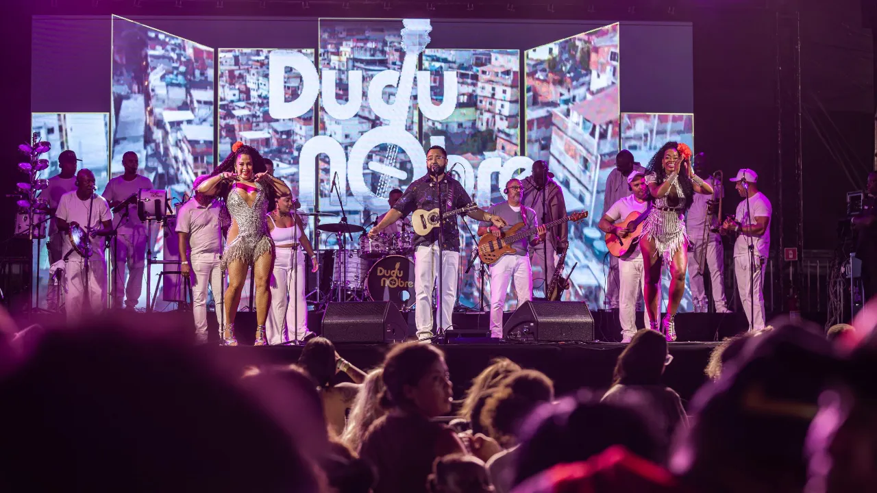 Dudu Nobre durante apresentação em evento gratuito da Festa da Padroeira nas Comunidades, em Inoã Dudu Nobre durante apresentação em evento gratuito da Festa da Padroeira nas Comunidades, em Inoã