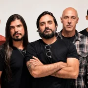 Festival gratuito de rock em Piratininga com bandas e food trucks na Praça do Descobrimento.