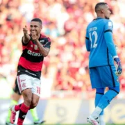 Samuel Lino comemora gol do Flamengo diante do Botafogo no Maracanã