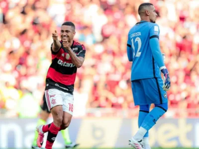 Samuel Lino comemora gol do Flamengo diante do Botafogo no Maracanã