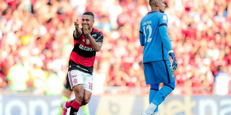 Samuel Lino comemora gol do Flamengo diante do Botafogo no Maracanã