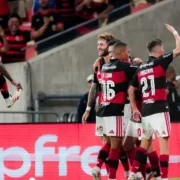 Jogadores de Flamengo e Cruzeiro durante confronto pela Copa Libertadores no Maracanã
