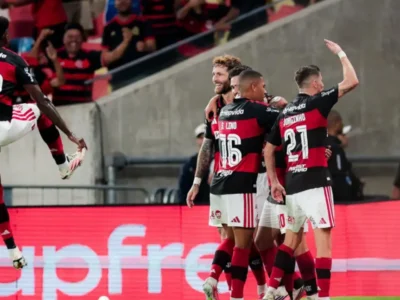 Jogadores de Flamengo e Cruzeiro durante confronto pela Copa Libertadores no Maracanã