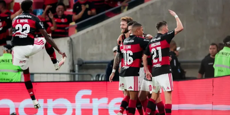 Jogadores de Flamengo e Cruzeiro durante confronto pela Copa Libertadores no Maracanã