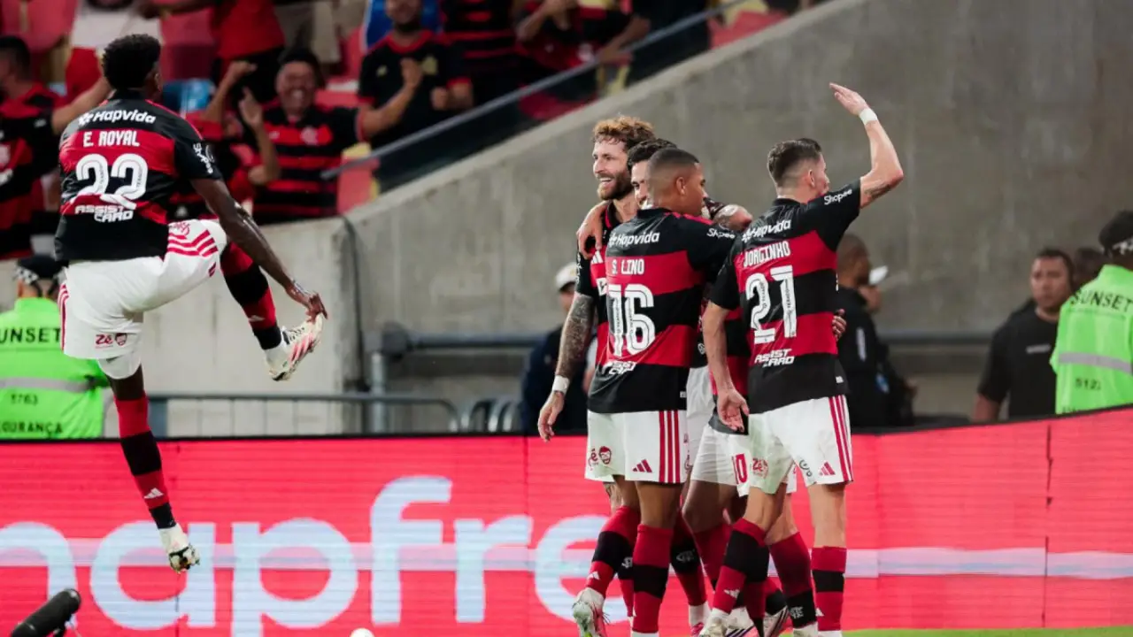 Jogadores de Flamengo e Cruzeiro durante confronto pela Copa Libertadores no Maracanã