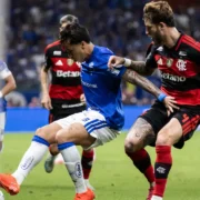 Lucas Paquetá durante Cruzeiro x Flamengo, no Mineirão, pelo jogo de ida das oitavas de final da Copa Libertadores de 2026. O meia marcou o gol que garantiu o empate rubro-negro por 1 a 1