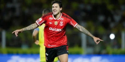 Jogadores do Flamengo comemoram durante a goleada por 5 a 1 sobre o Mirassol, neste domingo (16), pela 23ª rodada do Campeonato Brasileiro. Pedro marcou duas vezes e chegou aos 14 gols na competição